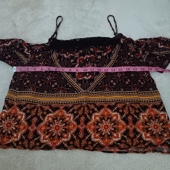 Meraki ~ Boho Black Tan Geometric Cold Shoulder Blouse with Crochet Neckline (L) - Picture 10 of 15